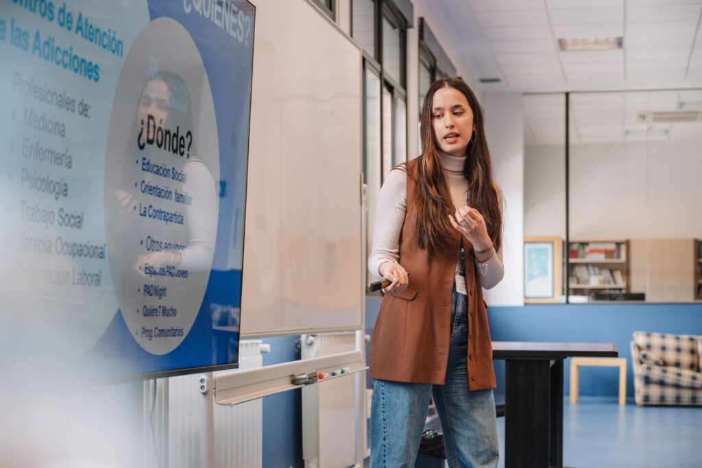 «I Encuentro Tejiendo Redes: Vulnerabilidad adolescente y bienestar digital» en Escuni